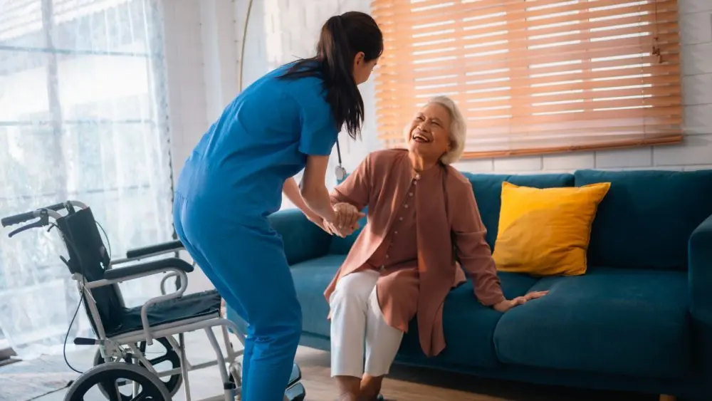 seniorwomanreceivesmedicaladviceandtreatmentfromadoctor