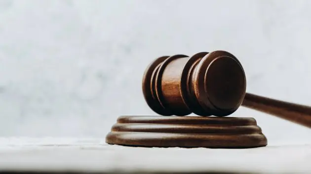 gavel-on-sound-block-4