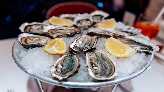oysters-plate-served-in-a-luxury-restaurant-paris-france