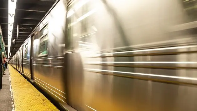 new-york-subway-train-approing-station