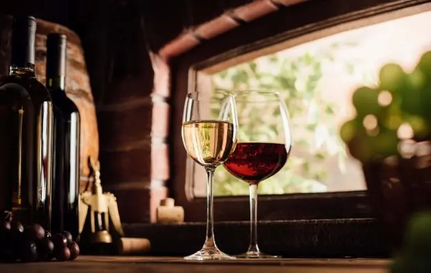 red-and-white-wine-on-table-e1551128005231