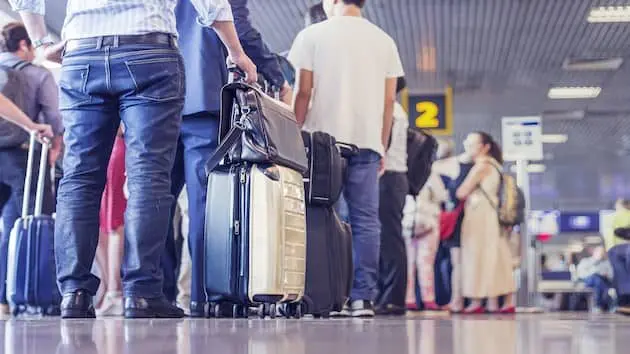 airport-people-waiting-in-the-line