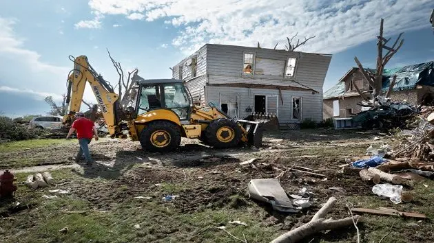 powerful-iowa-tornadoes-leave-death-and-destruction-in-their-wake