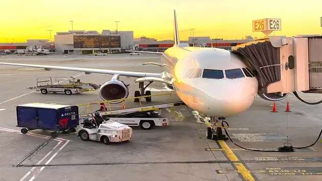 delta-airlines-aeroplane-on-the-tarmac-at-atlanta-international-airport