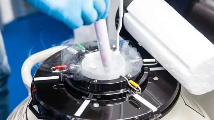liquid-nitrogen-cryogenic-tank-at-laboratory