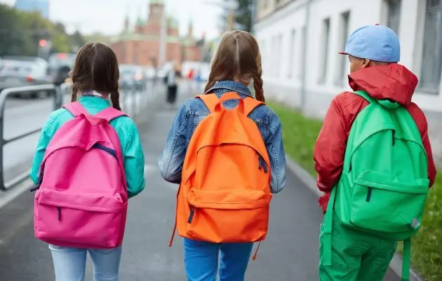 girls-with-backpacks-e1544194023822