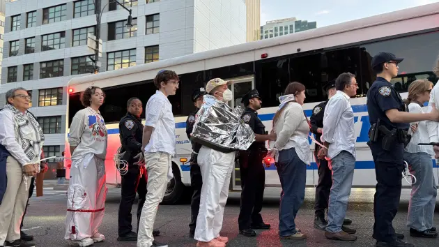 getty_rabbisforceasefire_10325478810