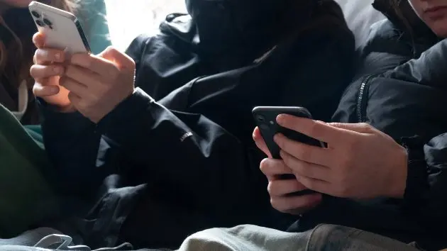 getty_teensphones_032526687509