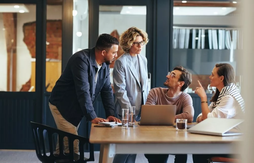 businesspeoplehavingameetinginadigitalmarketingagency