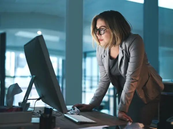 woman_at_desktop_in_evening