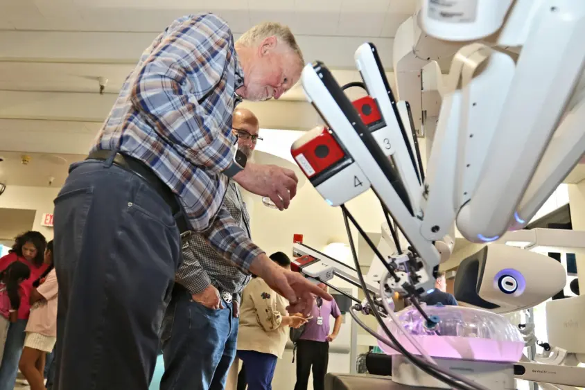 bcn-20260415-robotsurgeon-01-scaled724558