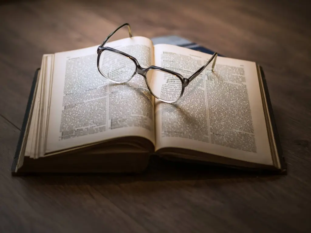 glasses-g7414055bf_1920-jpg