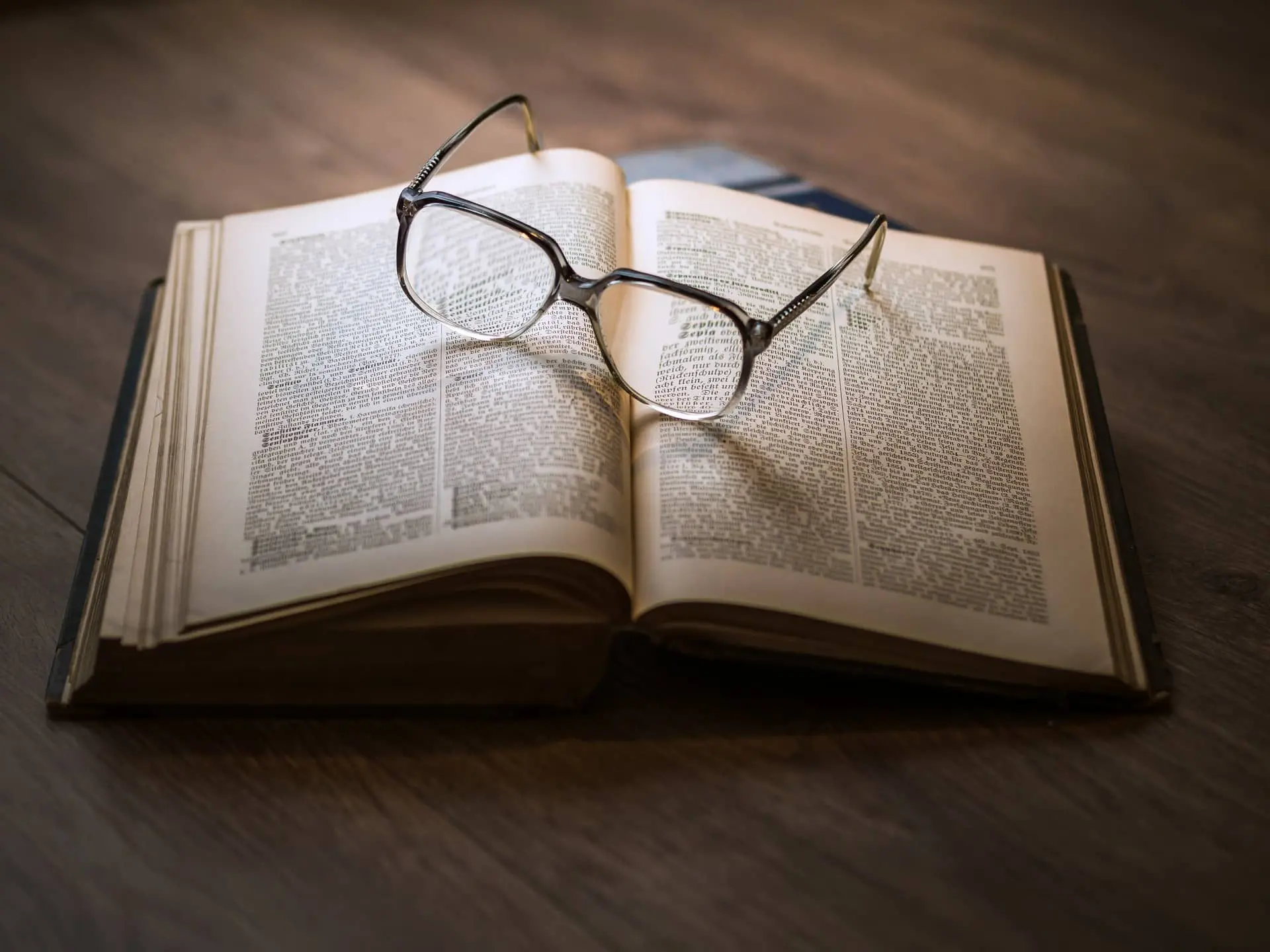 glasses-g7414055bf_1920-jpg