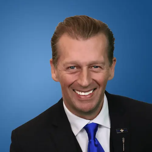 ellis_website_headshot1-png-2