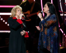 attachment-crystal-gayle-peggy-sue-wroght-loretta-lynn-tribute-cmt-artists-of-the-year
