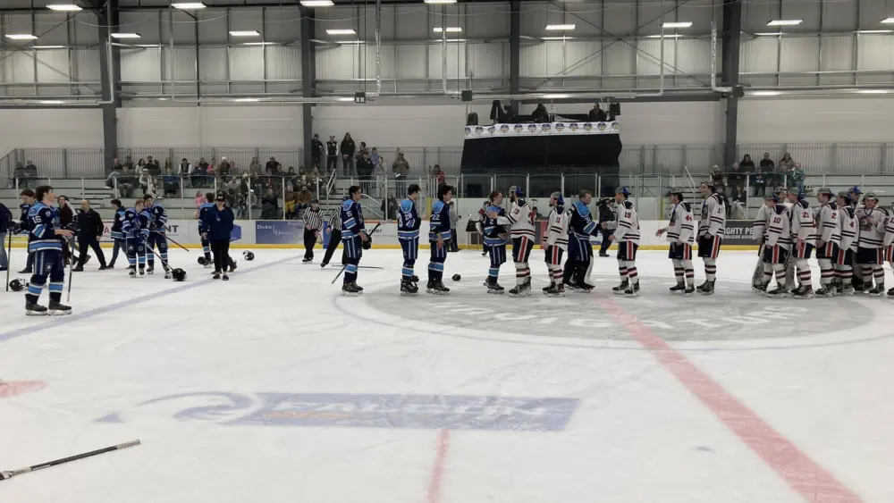 la-crete-handshake-line
