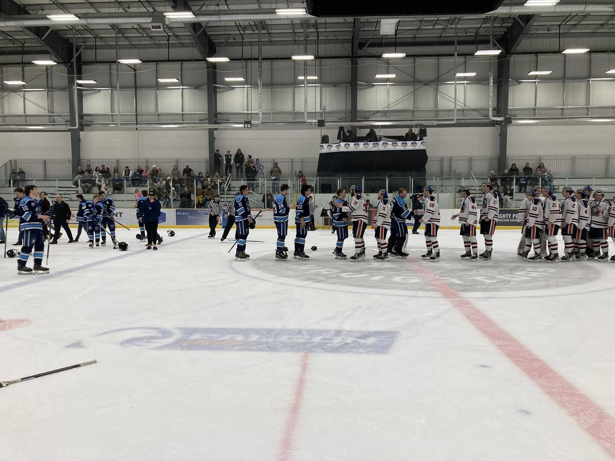 la-crete-handshake-line