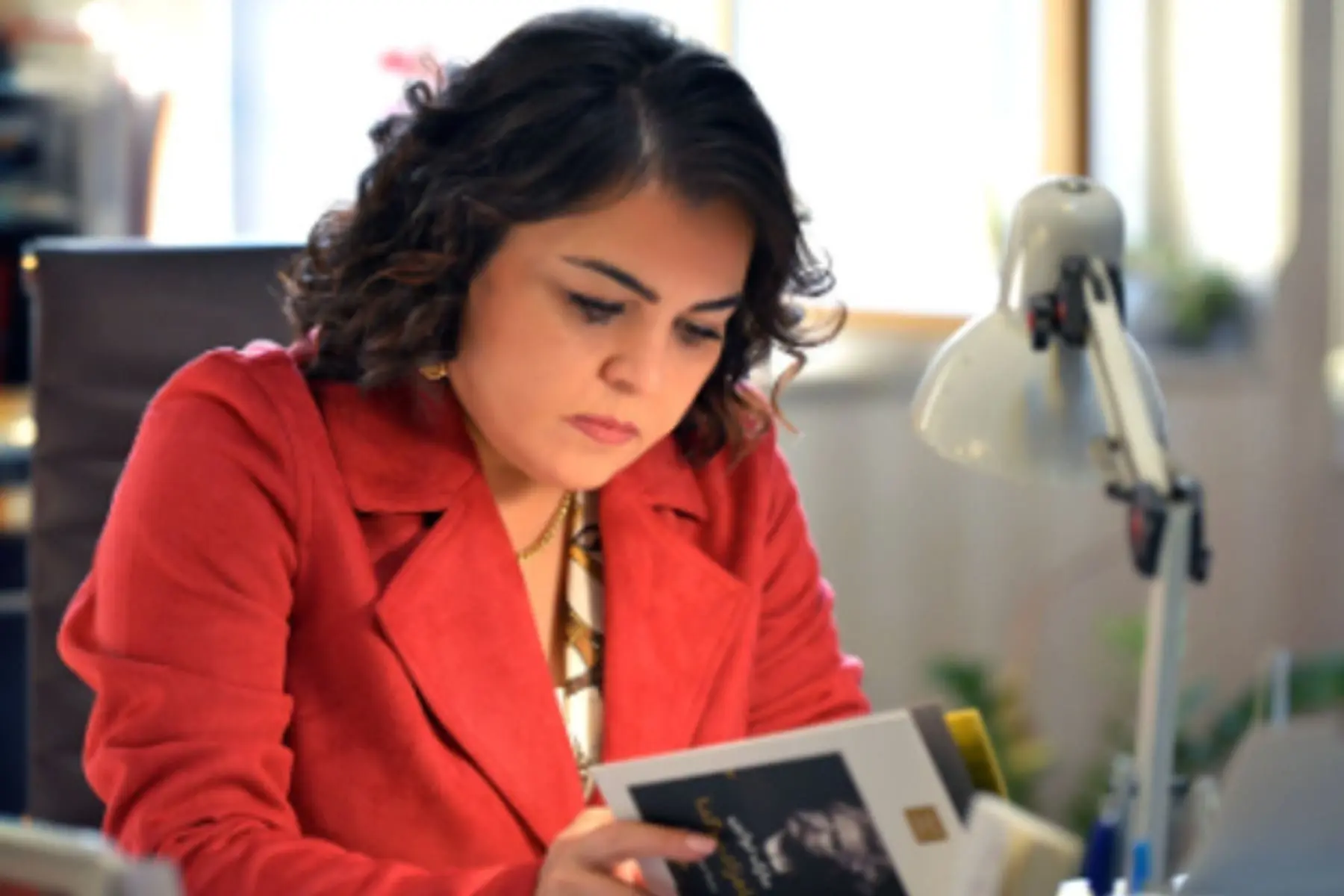 کریستال‌های قصه‌گو هم‌سخن با شاعر و نویسنده، مریم رئیس‌دانا میزبان: رامین نادری