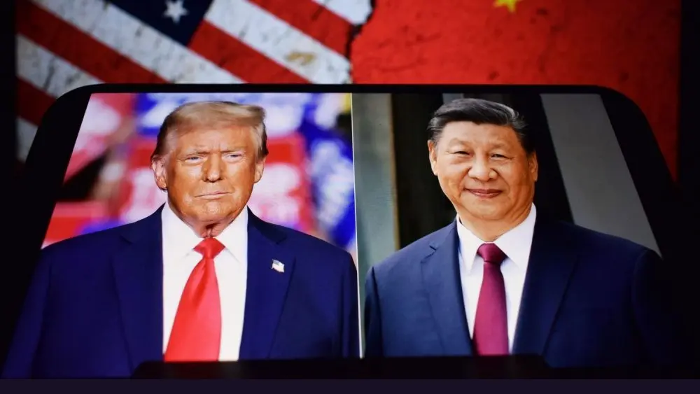 Photos of U.S. President Donald Trump and President of the People's Republic of China Xi Jinping appear on a smartphone screen. 11.04.2025. New York^ USA.