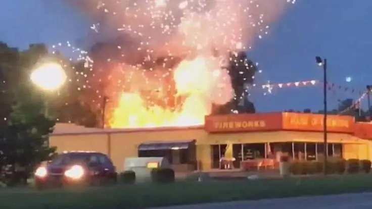 fireworks-explosion-01-ht-jc-190704_hpmain_12x5_992