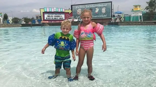 mom-drowning-prevention-04-ht-jc-190711_hpembed_19x13_992