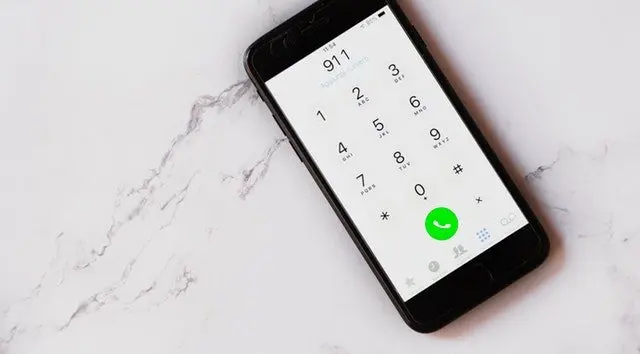 black-smartphone-displaying-911-2733667