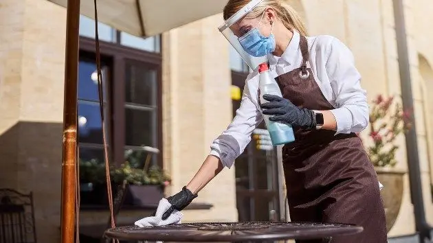 istock_1121_servercleaningtable