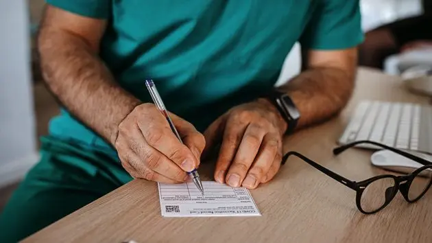 gettyrf_012323_covidvaccard374875