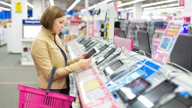 gettyrf_8422_shoppingfortablets844868