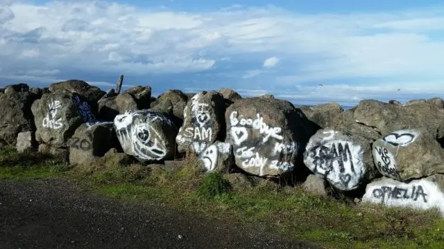 rocks-graffitti-e1604629034810