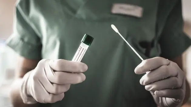 istock_51520_covidtestswab