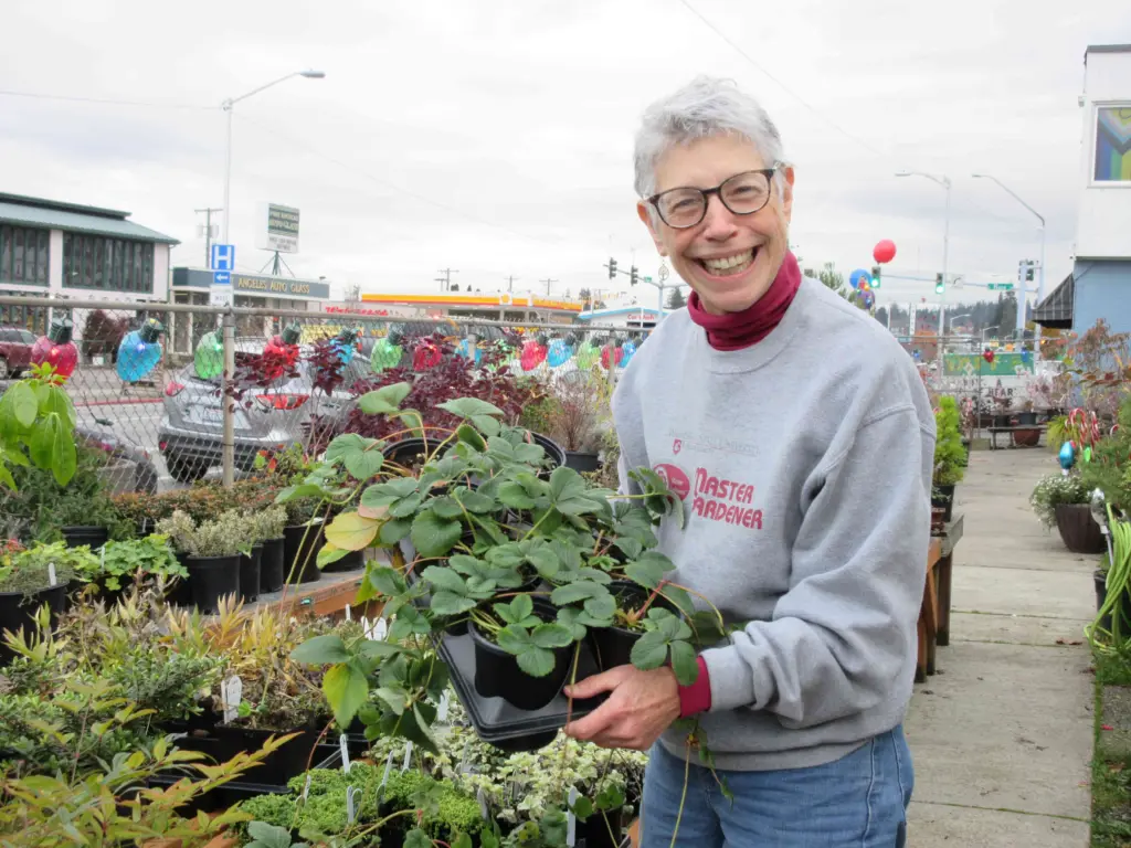 jeanettewithberryplants_lores