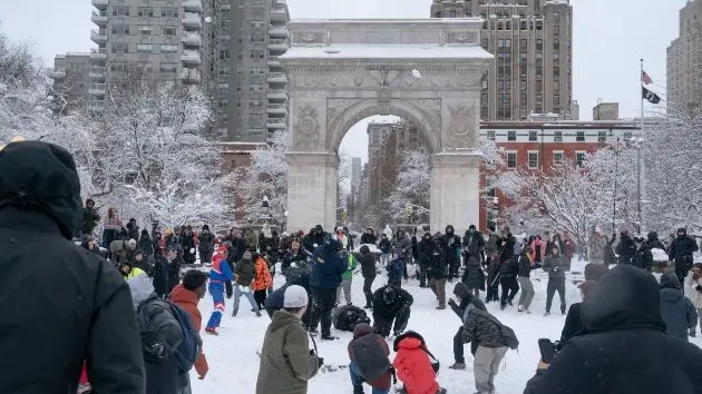 getty_snowballfightwashingtonsqarepark_022626458523
