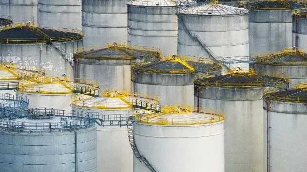 getty_oilstorage_031126230488