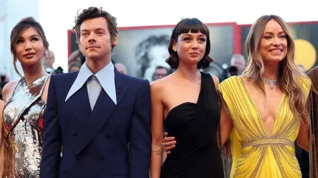 getty_harrystylesoliviawildeandothersatvenice_061726924652