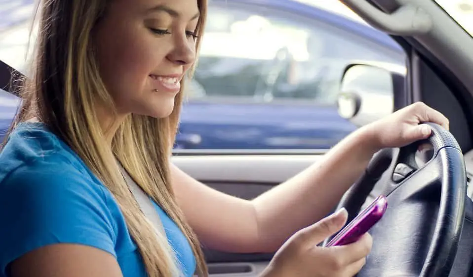 teen-girl-texting-while-driving