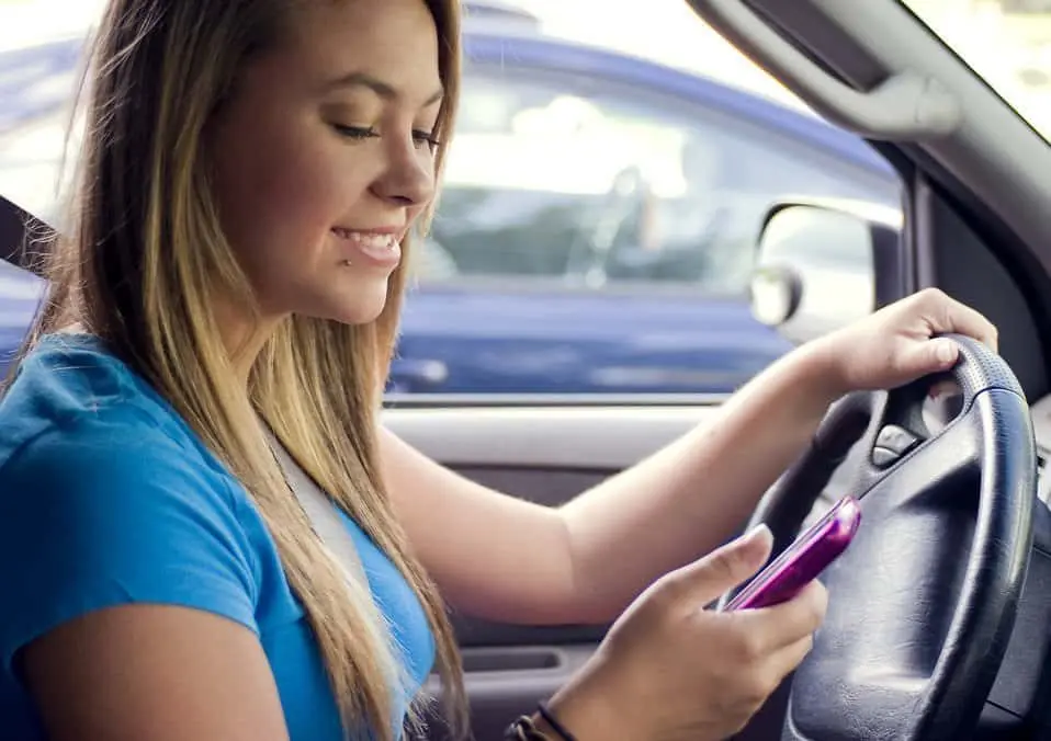 teen-girl-texting-while-driving