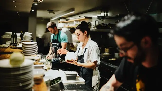 gettyrf_081722_restaurantworkers
