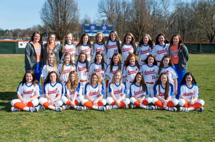 2019-softball-team-photo