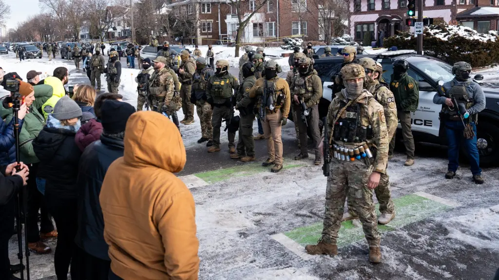 A picture ICE Agents and citizens of Minneapolis standing across from each other