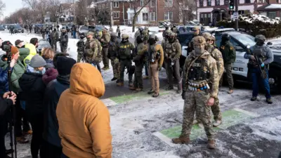 A picture ICE Agents and citizens of Minneapolis standing across from each other