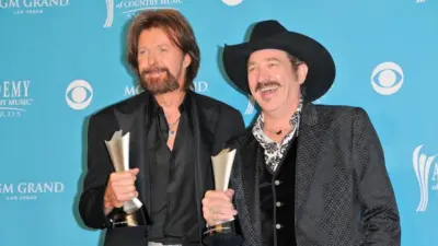 Brooks & Dunn to extend ‘Neon Moon Tour’ through 2026