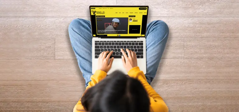 girl-onemcs-website-in-laptop