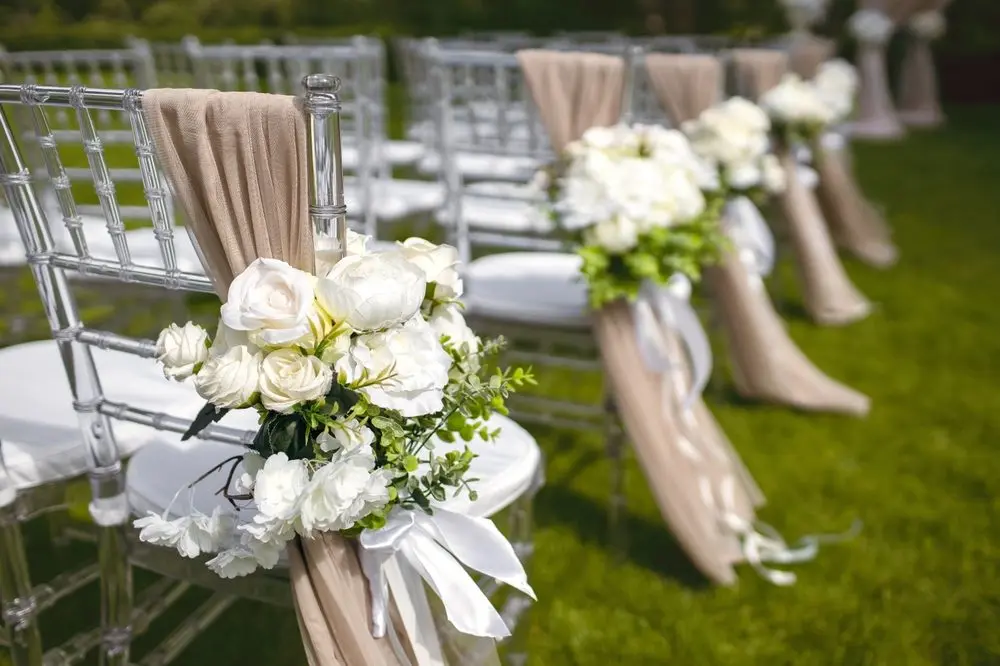 weddingdecorintheformofflowersonthechairs