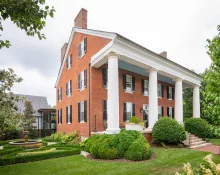 10-side-lawn-with-fountain306200