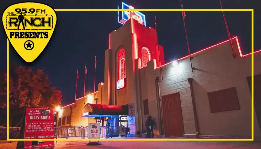 billy-bobs-at-night-outside-ranch-presents-832