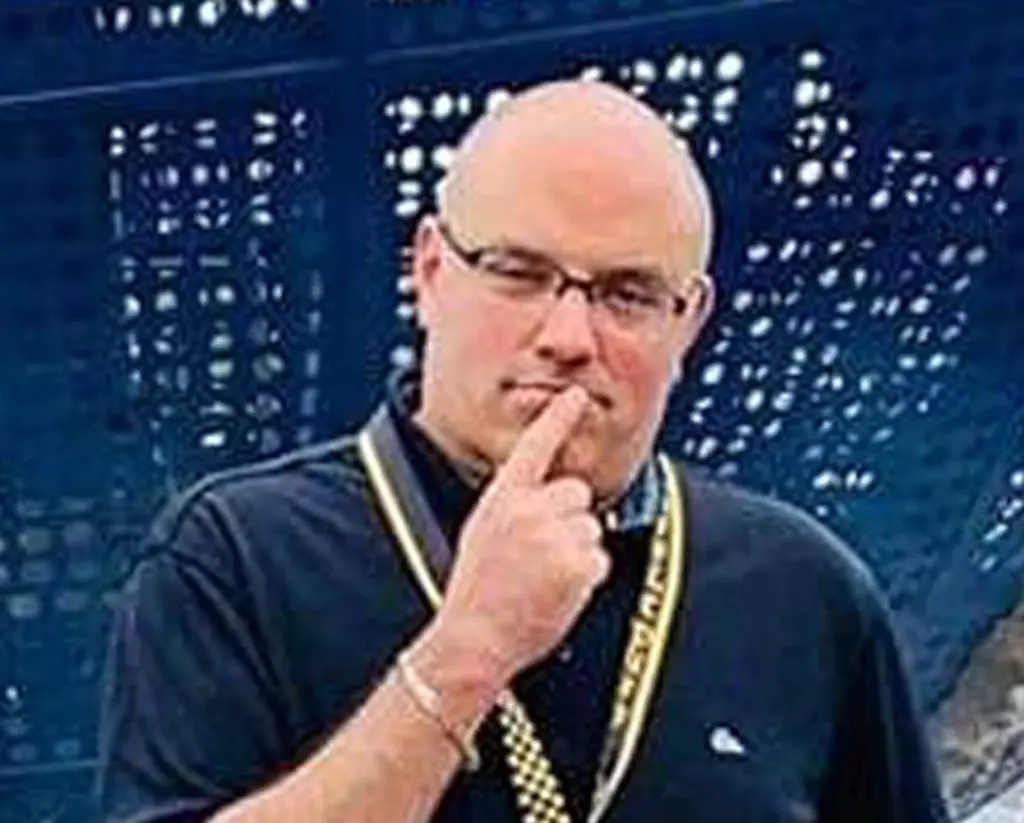 5ff1f911f2f0354d00553933_brett