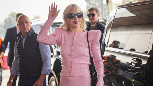 m_ladygagawavesinmilan_032526168684