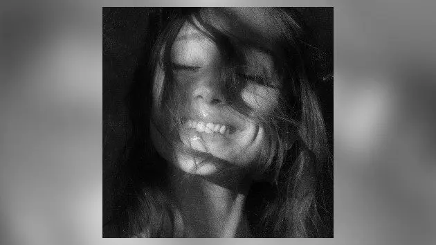 m_arianagrandepetal_042826198427