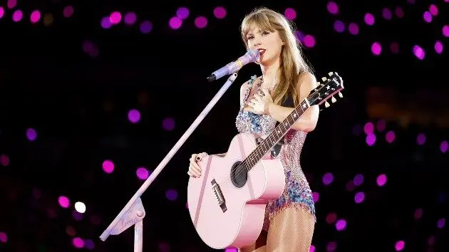 getty_taylorswiftonstagepinkguitar_042826549357